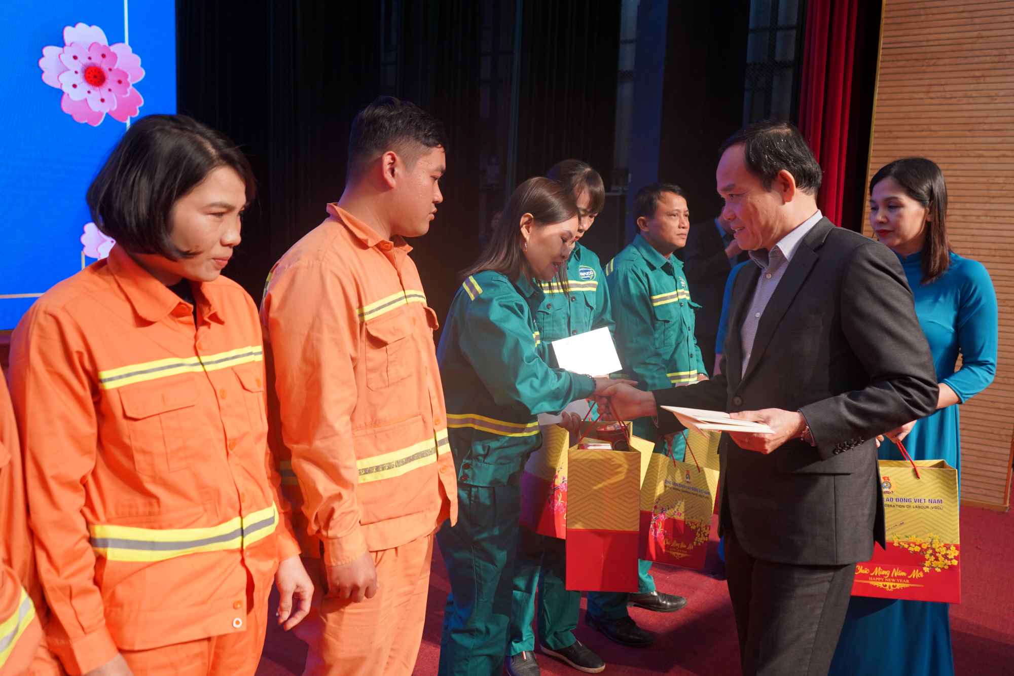 Phó Thủ tướng Trần Lưu Quang tặng quà công nhân lao động TP.Hải Phòng. Ảnh: Mai Dung