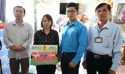 Ông Nguyễn Mai Huy (thứ 2 bên phải qua) - Phó Giám đốc Trung tâm Công tác xã hội Công đoàn trao sổ tiết kiệm hỗ trợ bệnh nhi. Ảnh: Huỳnh Phương