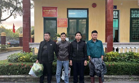 Nhóm đối tượng "thu tô" người dân nuôi hàu ở thị xã Quảng Yên. Ảnh: Công an Quảng Ninh