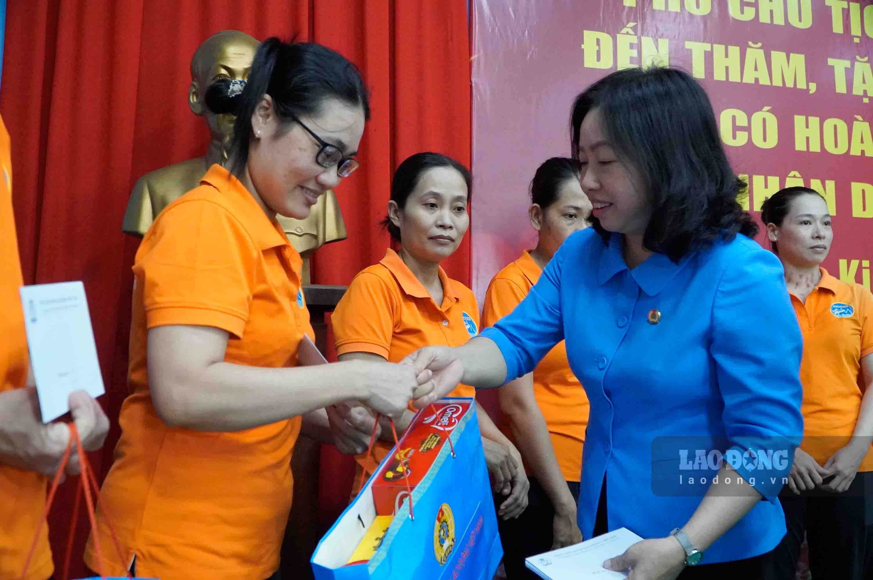 Phó Chủ tịch Tổng LĐLĐ Việt Nam Thái Thu Xương tặng quà cho công nhân, người lao động huyện Châu Thành (Kiên Giang). Ảnh: Nguyên Anh