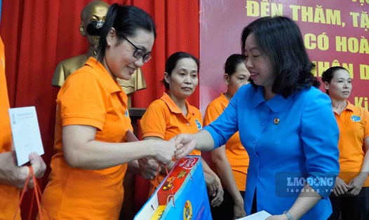 Phó Chủ tịch Tổng LĐLĐ Việt Nam Thái Thu Xương tặng quà cho công nhân, người lao động huyện Châu Thành (Kiên Giang). Ảnh: Nguyên Anh