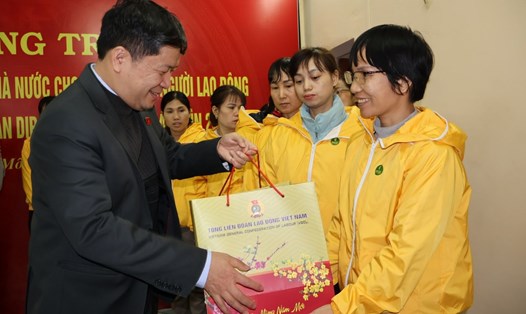 Phó Chủ nhiệm Ủy ban Văn hóa Giáo dục của Quốc hội Tạ Văn Hạ tặng quà công nhân lao động tỉnh Hải Dương. Ảnh: Diệu Thúy