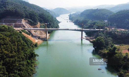 Cầu Bạch Xa có tổng mức đầu tư 295 tỉ đồng, là cây cầu thứ 9 vượt sông Lô trên địa bàn tỉnh Tuyên Quang. Ảnh: Nguyễn Tùng.