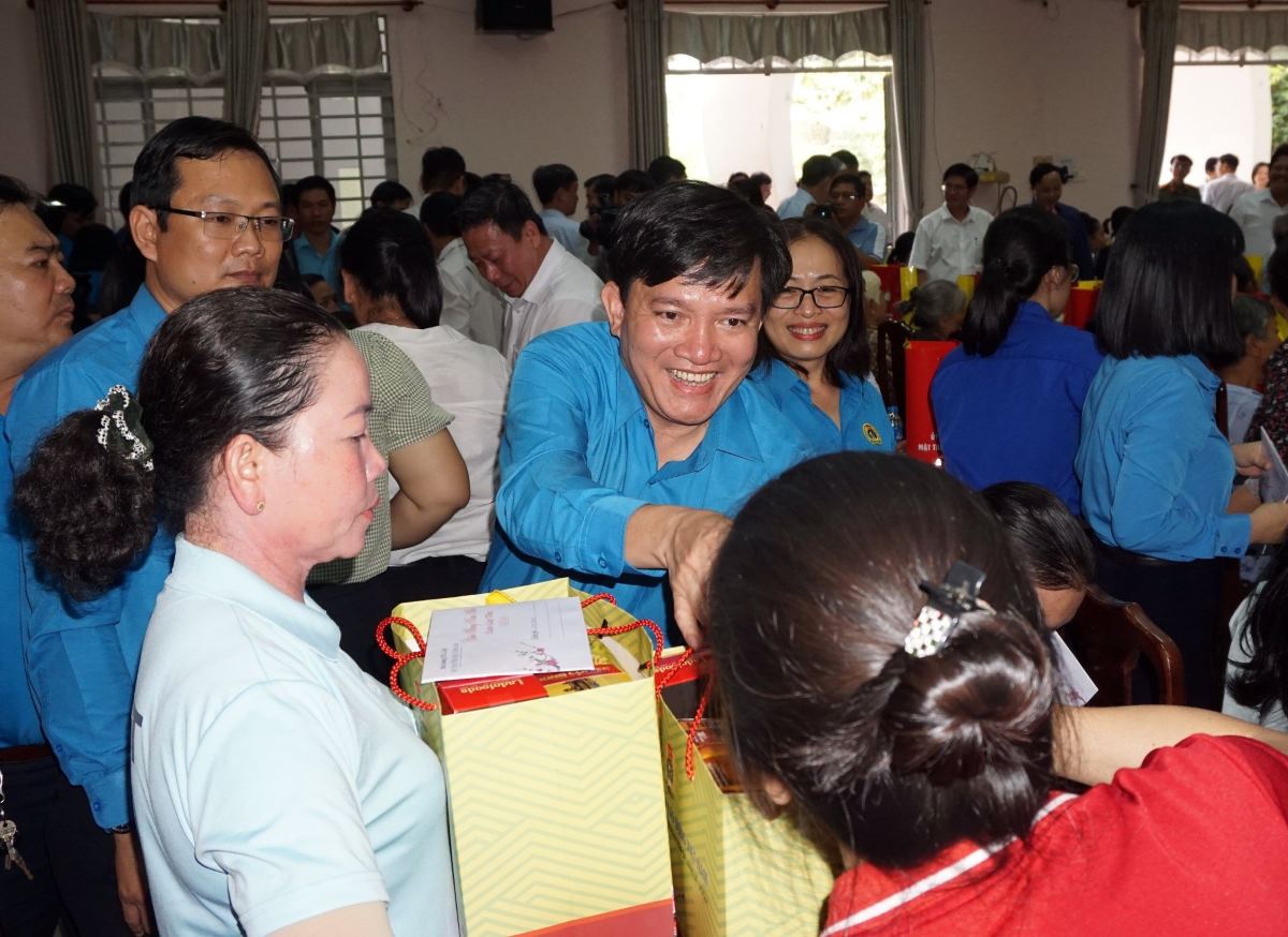 Phó Chủ tịch Tổng LĐLĐ Việt Nam Nguyễn Xuân Hùng tặng quà cho công nhân lao động khó khăn. Ảnh: Phương Ngân