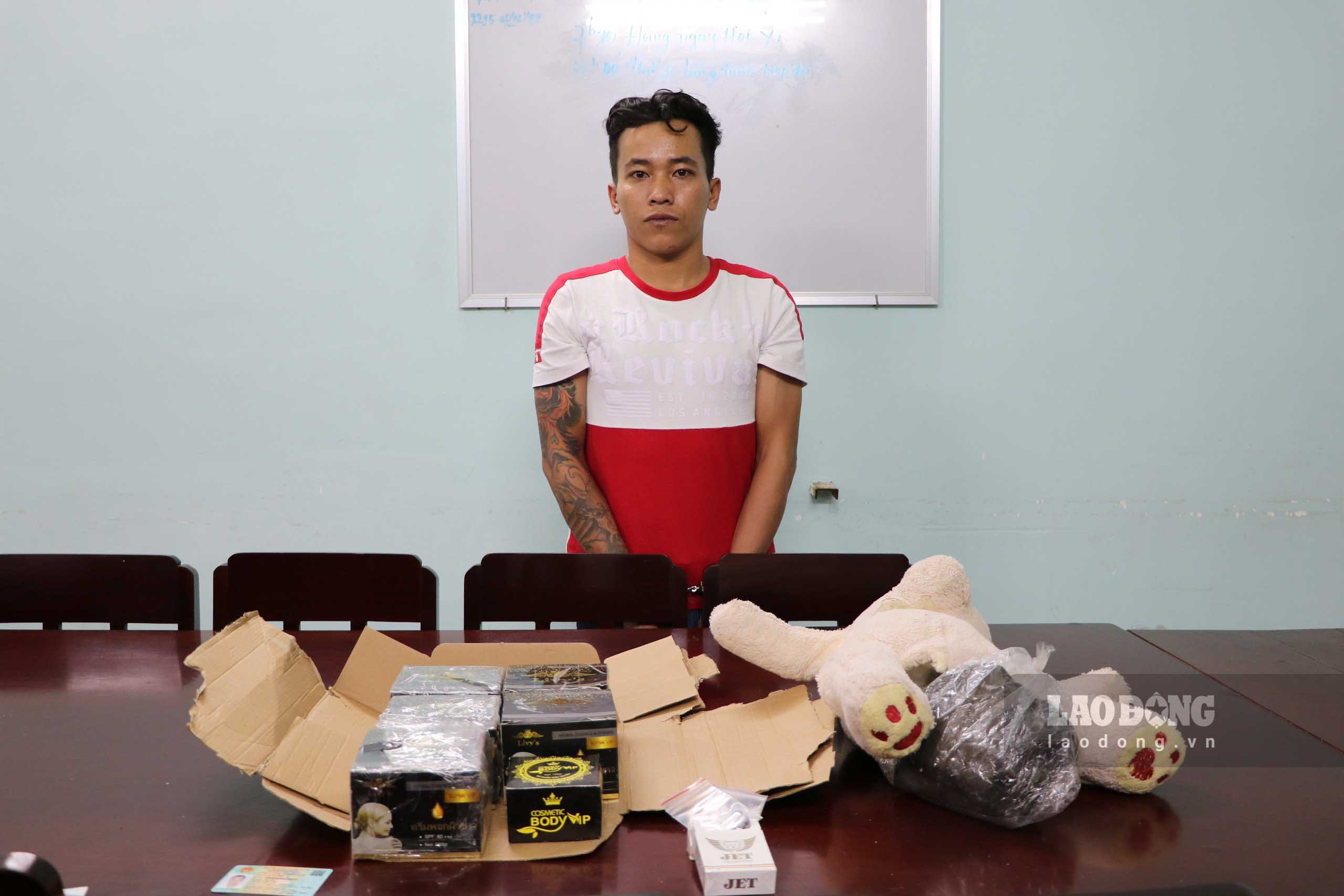 Trí và tang vật ma túy tại cơ quan công an. Ảnh: Tiến Dũng