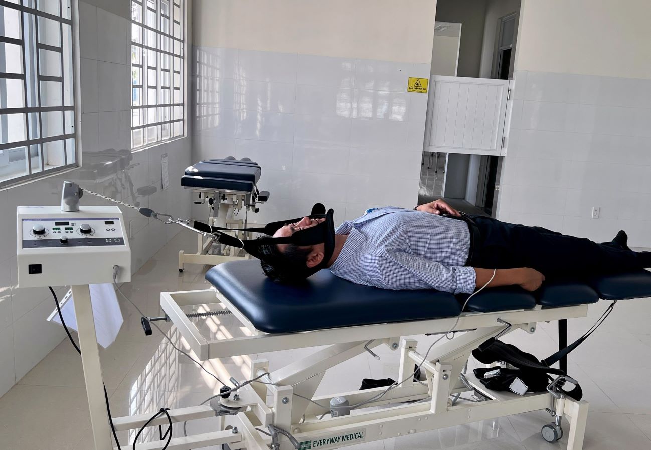 Máy kéo giãn cột sống tại Bệnh viện Đa khoa y dược cổ truyền - Phục hồi chức năng tỉnh An Giang. Ảnh: Bệnh viện ĐKYDCTAG