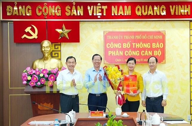 Chủ tịch UBND TPHCM Phan Văn Mãi (thứ hai từ trái qua) trao quyết định cho bà Hoàng Thị Tố Nga. Ảnh: Thành ủy TPHCM