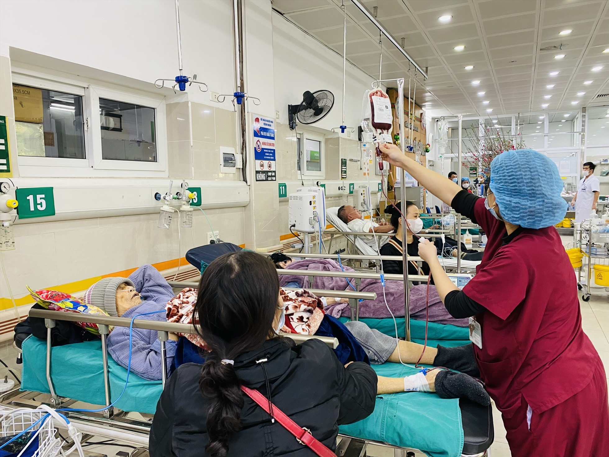 Bệnh nhân phải truyền máu liên tục, được theo dõi sát sao. Ảnh: Thùy Linh