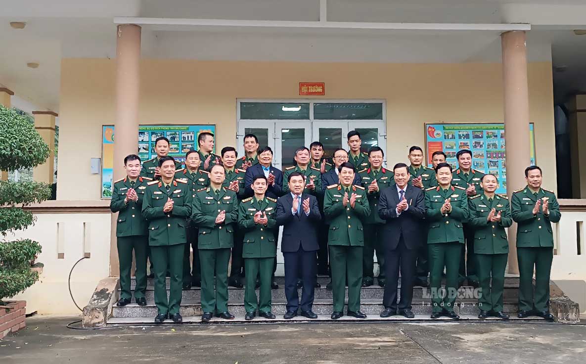 Đại tướng Lương Cường và đoàn công tác tới thăm, trao quà Tết cho cán bộ, chiến sĩ Đồn Biên phòng CKQT Thanh Thuỷ (Hà Giang). Ảnh: Nguyễn Tùng.
