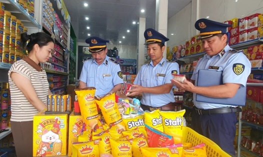 Lực lượng Quản lý thị trường tỉnh Quảng Trị kiểm tra các loại mặt hàng bánh kẹo. Ảnh: Hàn Nguyên.