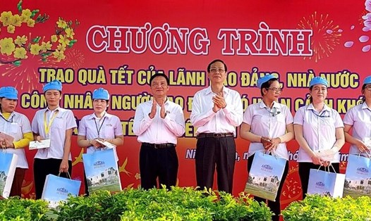 Ông Nguyễn Khắc Định - Ủy viên Ban Chấp hành Trung ương Đảng, Phó Chủ tịch Quốc hội tặng quà Tết cho công nhân lao động khó khăn tại tỉnh Ninh Thuận. Ảnh: Thanh Hải