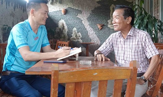 "Thần đèn" Nguyễn Văn Cư (bên phải) chia sẻ với phóng viên Báo Lao Động. Ảnh: Hải Yến.  