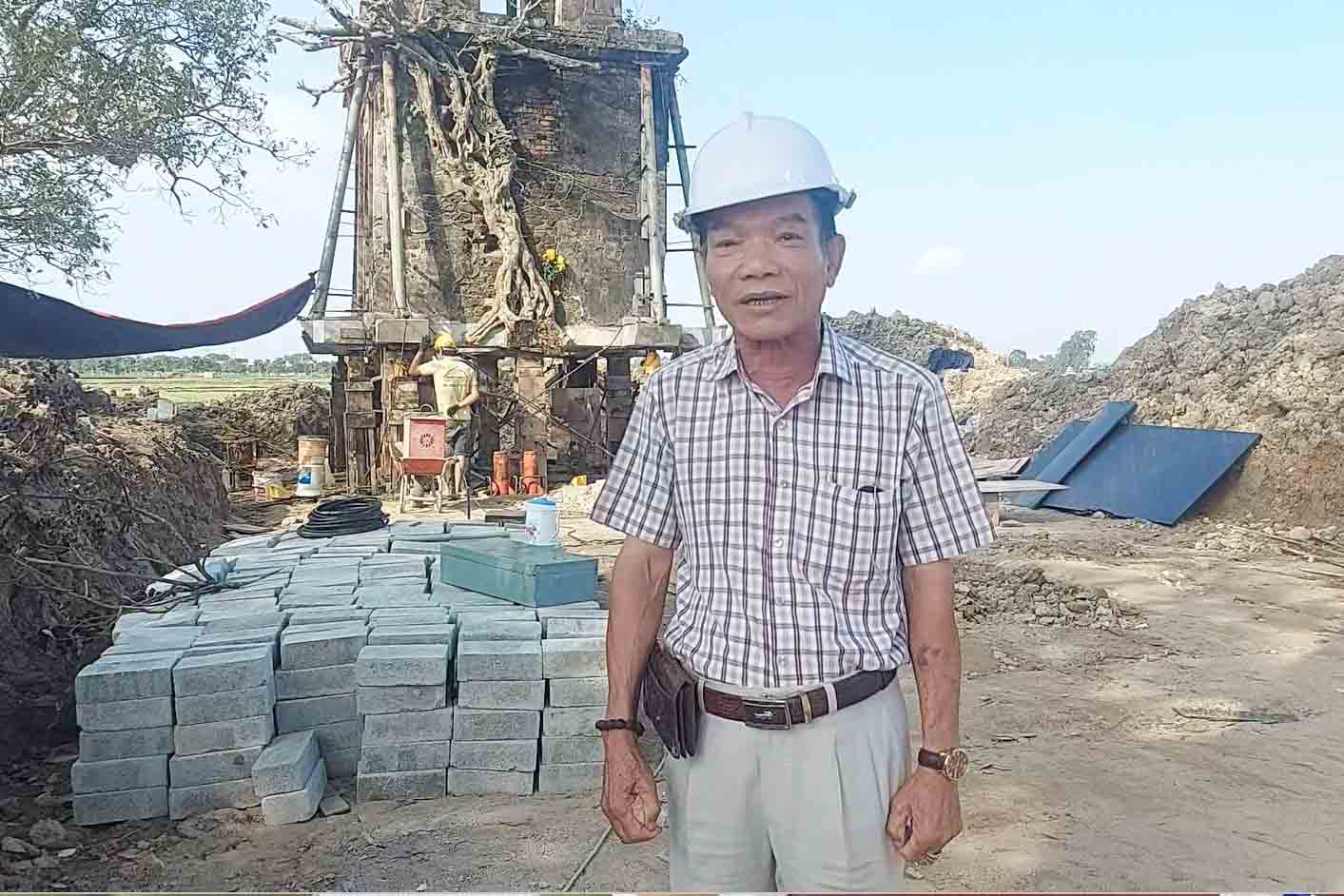 Ông Nguyễn Văn Cư bên công trình di dời cổng đền Thánh Vân Chàng ở Hà Tĩnh. Ảnh: Trần Tuấn.