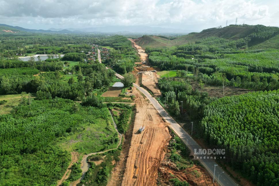 Dự án xây dựng Đường bộ cao tốc Bắc - Nam phía Đông, đoạn qua tỉnh Bình Định. Ảnh: Hoài Luân