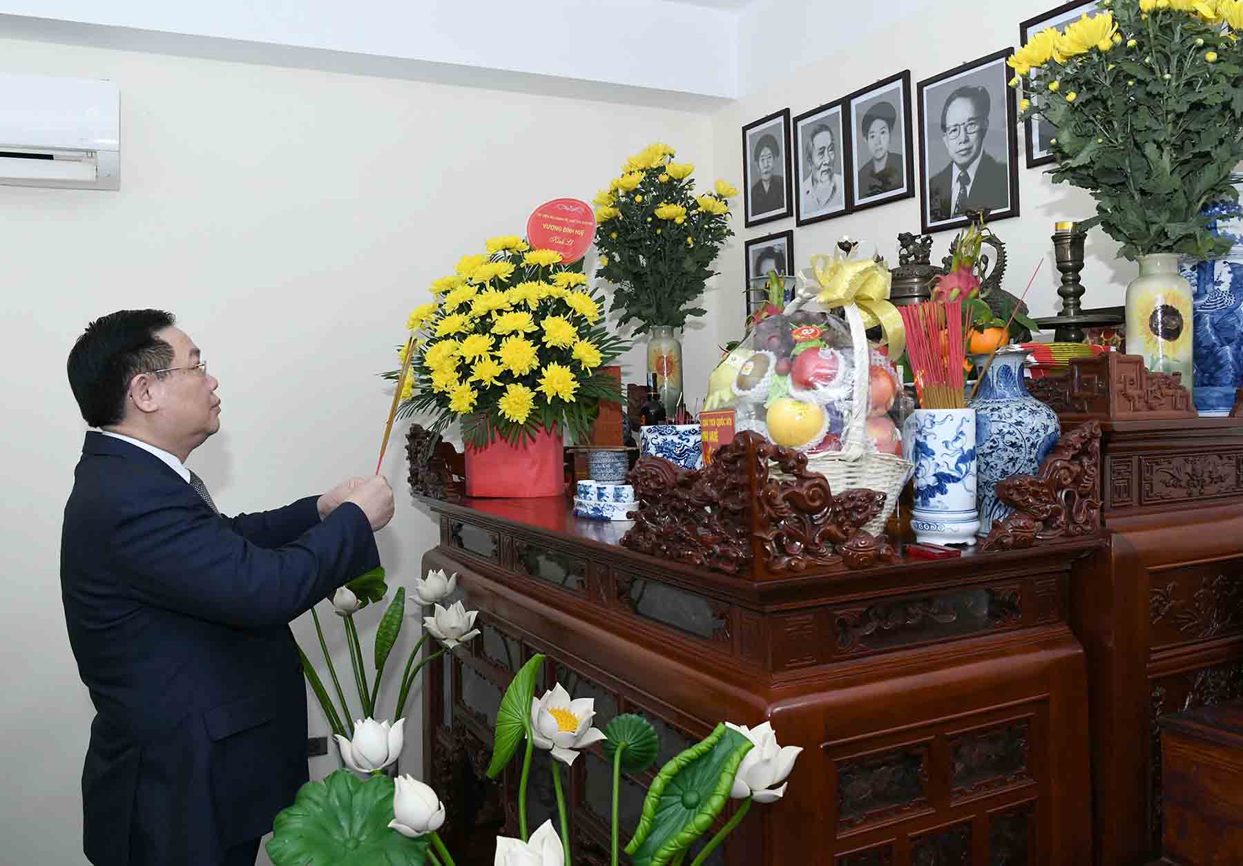 Chủ tịch Quốc hội Vương Đình Huệ thăm, chúc Tết gia đình và thắp hương tưởng nhớ nguyên Chủ tịch Quốc hội Lê Quang Đạo. Ảnh: Lâm Hiển 