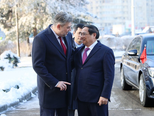Thủ tướng Romania Ion-Marcel Ciolacu đón Thủ tướng Chính phủ Phạm Minh Chính. Ảnh: VGP