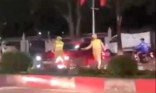 Tài xế liều lĩnh quay đầu xe đi ngược chiều để trốn cảnh sát giao thông tại Nghệ An được người dân ghi lại. Ảnh chụp màn hình