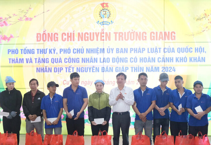Trao tặng 100 suất quà Tết cho công nhân trong khu công nghiệp ở Đắk Nông