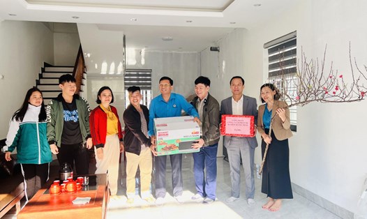 Công đoàn ngành GTVT Quảng Ninh trao hỗ trợ xây Mái ấm công đoàn. Ảnh: Thanh Hằng