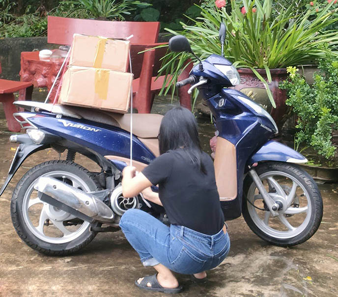 Năm nào chị Ngọc cũng chọn di chuyển về quê ăn Tết bằng xe máy để tiết kiệm chi phí. Ảnh: NVCC. 