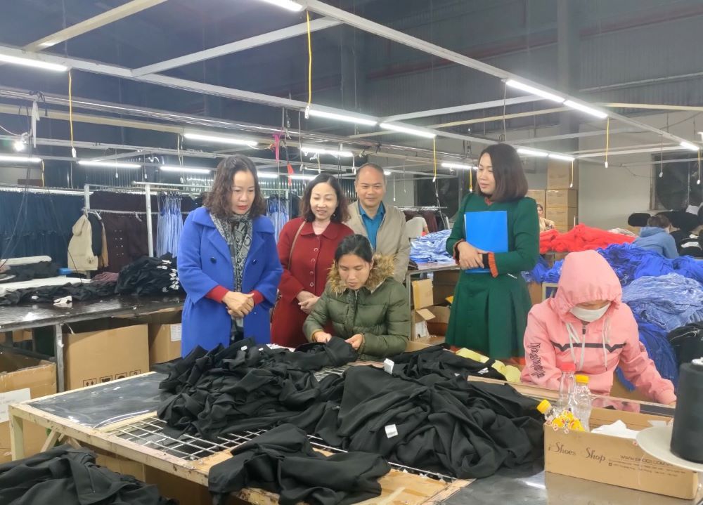 Đoàn công tác cũng đã đến thăm hỏi, động viên công nhân tại xưởng sản xuất Công ty may Nam Linh. Ảnh: Quách Du