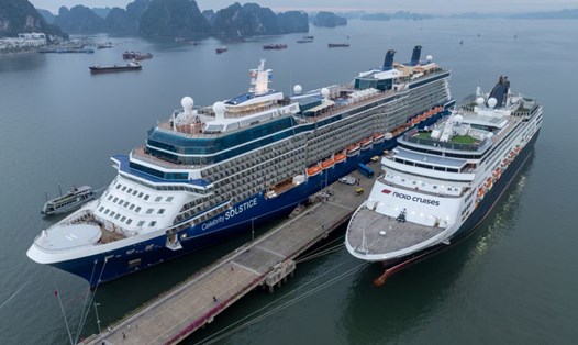 Khách quốc tế theo siêu du thuyền 5 sao thăm vịnh Hạ Long. Ảnh: Nguyễn Hùng