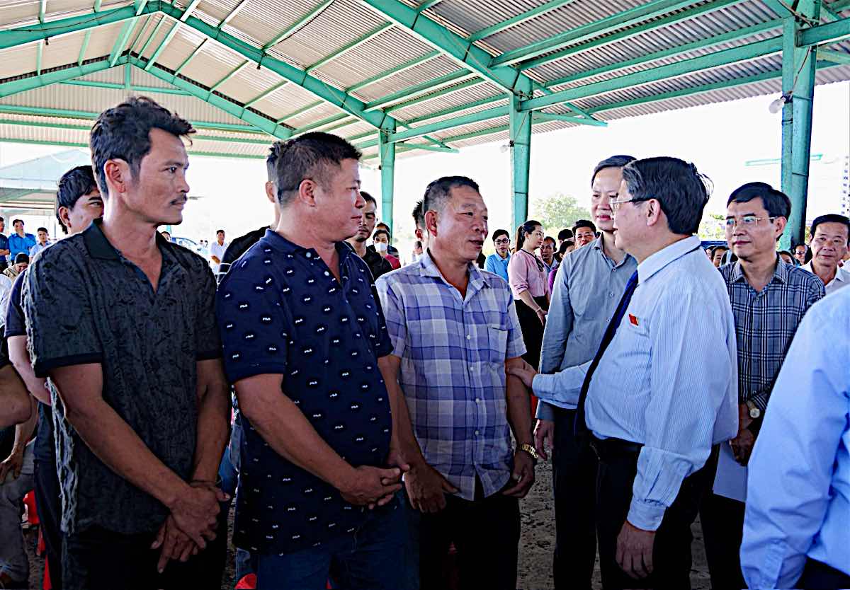 Phó Chủ tịch Quốc hội Nguyễn Đức Hải thăm hỏi các chủ tàu cá bị cháy vào tháng 12.2023. Ảnh: Duy Tuấn