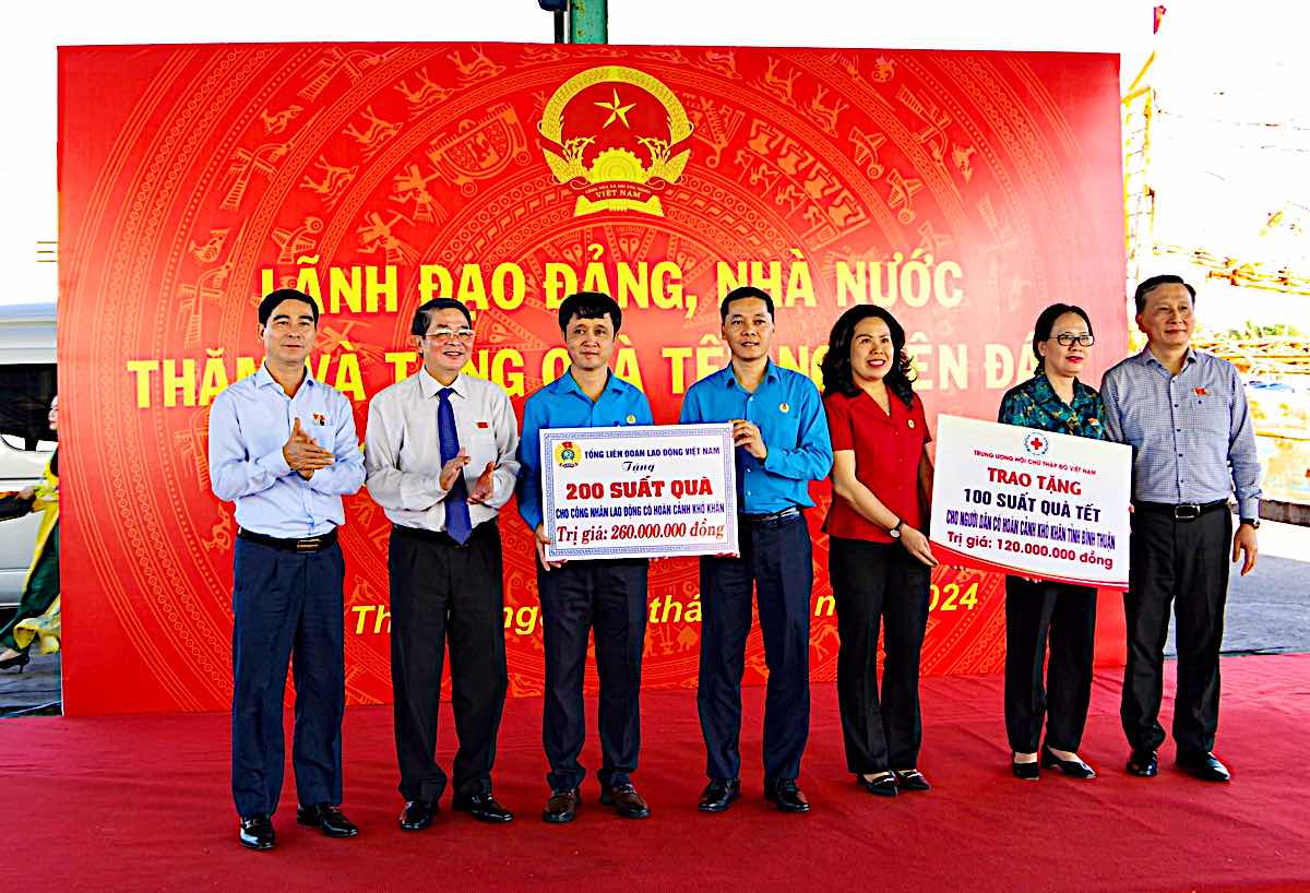 Phó Chủ tịch LĐLĐ tỉnh Bình Thuận Hồ Công Dương đã nhận bảng tượng trưng trao tặng 200 suất quà từ đồng chí Nguyễn Đức Thịnh - Trưởng ban đối ngoại Tổng Liên đoàn Lao động Việt Nam. Ảnh: Duy Tuấn