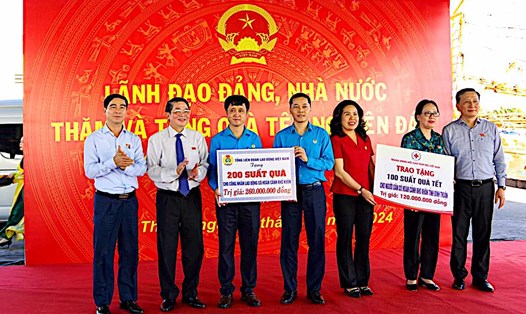 Tổng Liên đoàn Lao động Việt Nam có 200 suất quà tặng cho đoàn viên, công nhân lao động có hoàn cảnh khó khăn trên địa bàn tỉnh. Ảnh: Duy Tuấn