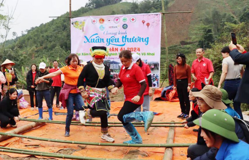 Chương trình Xuân yêu thương, Tết nhân ái 2024 tại huyện Võ Nhai. Ảnh: Lưu Phượng