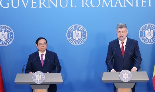 Thủ tướng Chính phủ Phạm Minh Chính và Thủ tướng Romania Ion-Marcel Ciolacu gặp gỡ báo chí. Ảnh: VGP