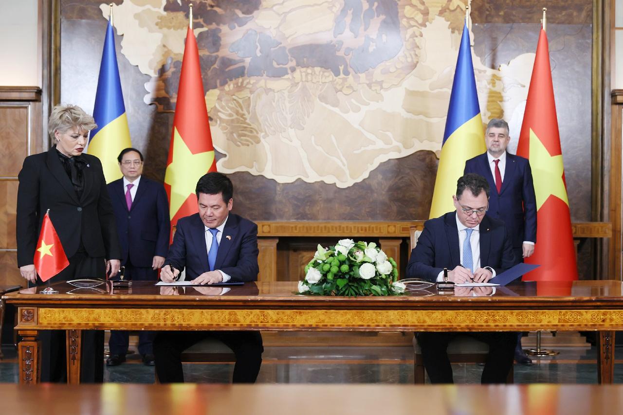 Lãnh đạo Bộ Công Thương Việt Nam và Bộ Kinh tế, Doanh nghiệp và Du lịch Romania ký kết Bản ghi nhớ về việc thúc đẩy hợp tác. Ảnh: VGP