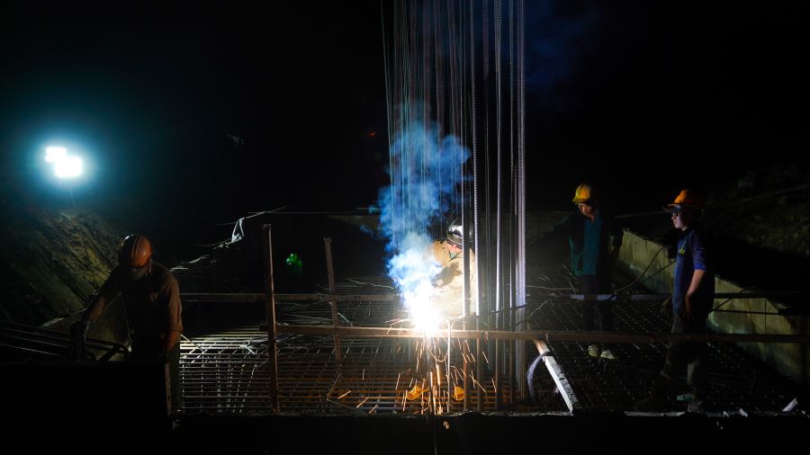 Tại nút giao IC2 phường Tân Phú, quận Cái Răng, Cần Thơ, các công nhân tăng ca thi công cả ban đêm. Ảnh: Tạ Quang