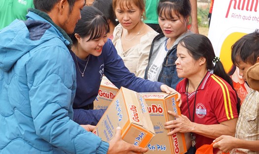Sinh viên Đà Nẵng tặng quà người dân vùng núi Quảng Nam. Ảnh: Hoàng Bảo