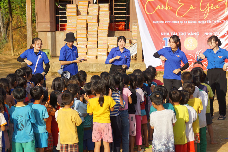 Từ ngày 20 đến 22.1, các bạn sinh viên Đại học Đông Á Đà Nẵng đã tổ chức chương trình Xuân tình nguyện 2024 mang tên “Cánh én yêu thương” tại nóc bản Xơ Rơ (xã Trà Bui, huyện Bắc Trà My, tỉnh Quảng Nam)