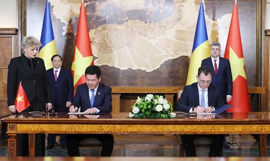 Thủ tướng Chính phủ Phạm Minh Chính và Thủ tướng Romania Ion Marcel Ciolacu đã chứng kiến lễ ký kết 19 văn kiện hợp tác giữa 2 nước. Ảnh: VGP