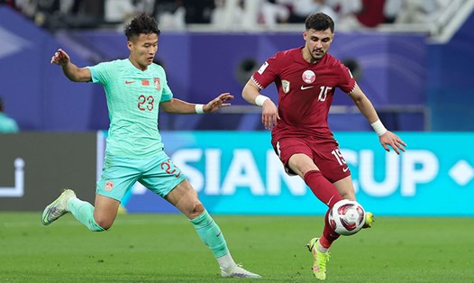 Tuyển Trung Quốc (áo xanh) để thua Qatar ở lượt trận cuối vòng bảng Asian Cup 2023. Ảnh: AFC
