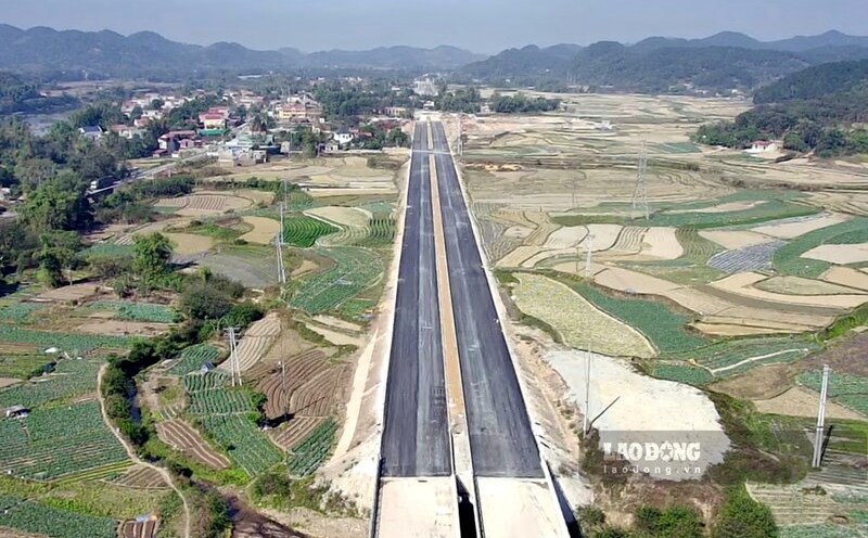 Một đoạn Quốc lộ 4B đang được nâng cấp, mở rộng tại tuyến qua xã Gia Cát, huyện Cao Lộc, tỉnh Lạng Sơn. Ảnh: Tô Công.