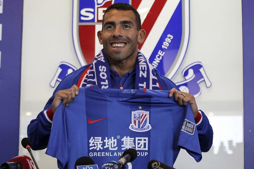 Carlos Tevez đã ký hợp đồng với Shanghai Shenhua trong thời kỳ Chinese Super League trở thành cơn sốt vàng. Ảnh: AFP