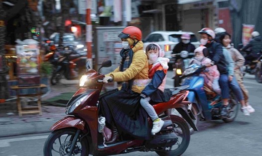 Phụ huynh Hà Nội tìm nơi gửi con vì không khí lạnh tăng cường, nhiệt độ dưới 10 độ C. Ảnh: LĐO