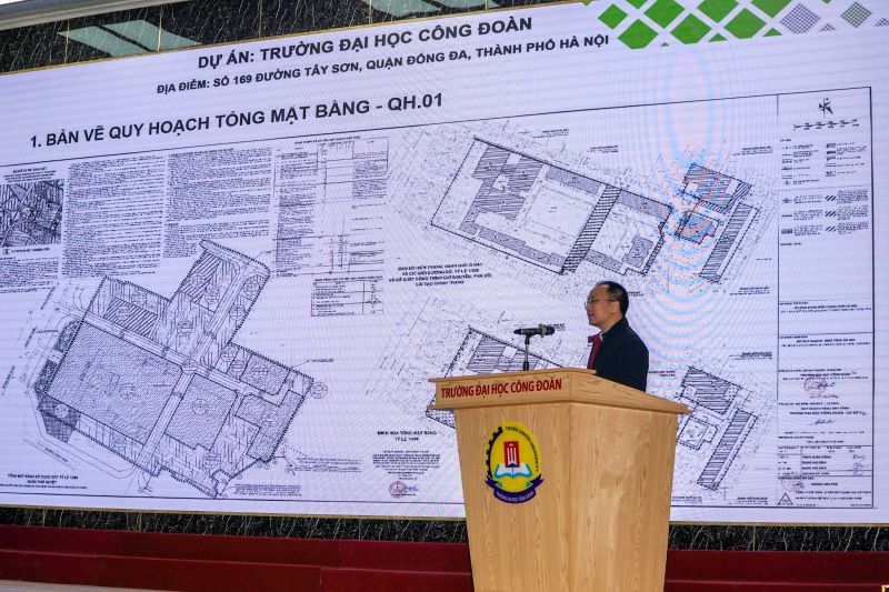 Ông Dương Vũ Tùng - Đại diện Công ty cổ phần tư vấn xây dựng T&D Việt Nam báo cáo công khai quy hoạch tổng mặt bằng Trường Đại học Công đoàn - Cơ sở 1 tại Hội nghị. Ảnh: ĐHCĐ