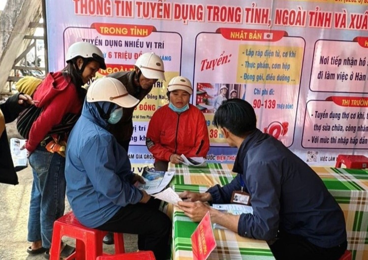 Người lao động đến tham gia buổi tư vấn việc làm tại "Chợ tết" ở địa bàn huyện Ea Kar, tỉnh Đắk Lắk. Ảnh: Sở LĐTBXH Đắk Lắk