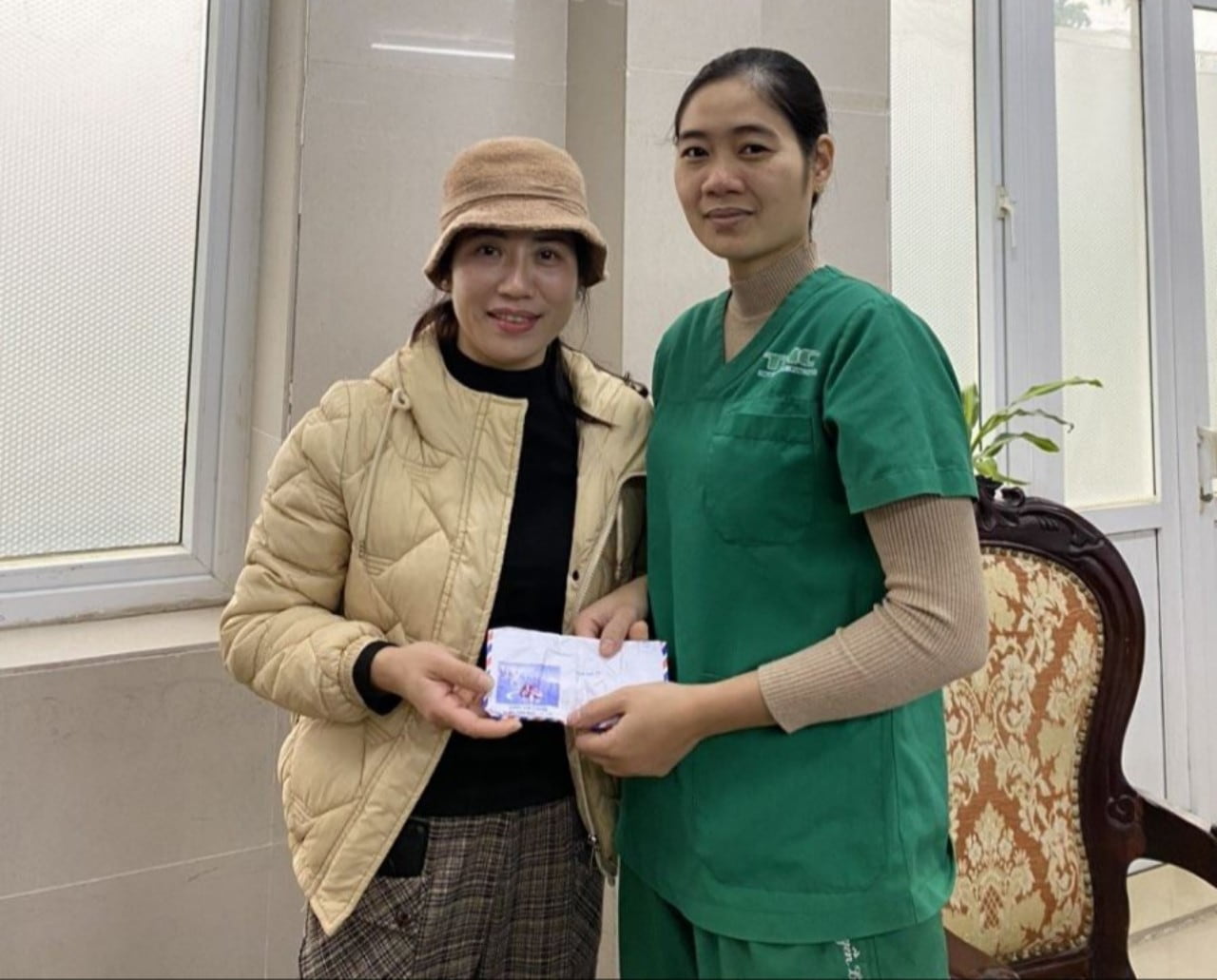 Chị Nguyễn Thị Huyền Trang trả lại tiền đánh mất cho gia đình bệnh nhân. Ảnh: nhân vật cung cấp