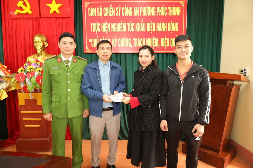 Anh Đỗ Văn Tuấn bàn giao gần 25 triệu đồng cho người đánh rơi tại cơ quan Công an. Ảnh: Nhân vật cung cấp