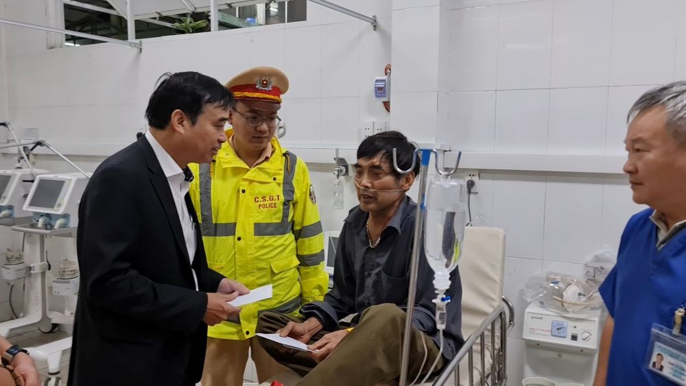 Lãnh đạo TP Đà Nẵng đến thăm hỏi bệnh nhân. Ảnh: Thùy Trang