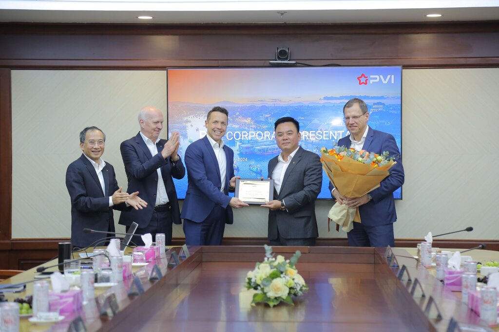 Ông Nguyễn Xuân Hòa – PCT TT HĐQT/TGĐ PVI Holdings nhận vinh danh cho thành tích của toàn hệ thống PVI hoàn thành vươt mức kế hoạch năm 2023 từ lãnh đạo Tập đoàn Talanx và HDI Global SE. Ảnh PVI