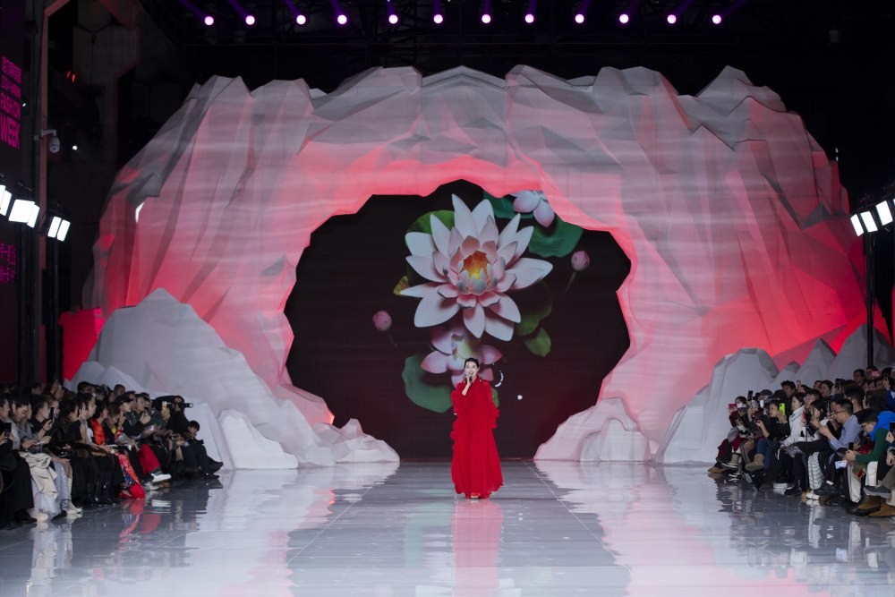 Phần sân khấu của Harbin Fashion Week được dựng trong trung tâm thương mại, có thiết kế mang cảm hứng từ băng tuyết. Ảnh: NSX.