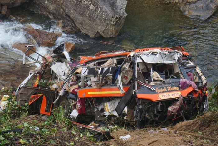 Theo thông tin ban đầu, ô tô khách xe ôtô khách loại 45 chỗ BKS 47B 010.67 chở theo 22 người (19 hành khách, 3 nhân viên nhà xe) xảy ra tai nạn, lao xuống vực sâu.