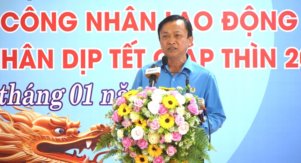 Ông Lê Công Khanh - Chủ tịch LĐLĐ tỉnh Hậu Giang phát biểu tại buổi lễ. Ảnh: Tạ Quang