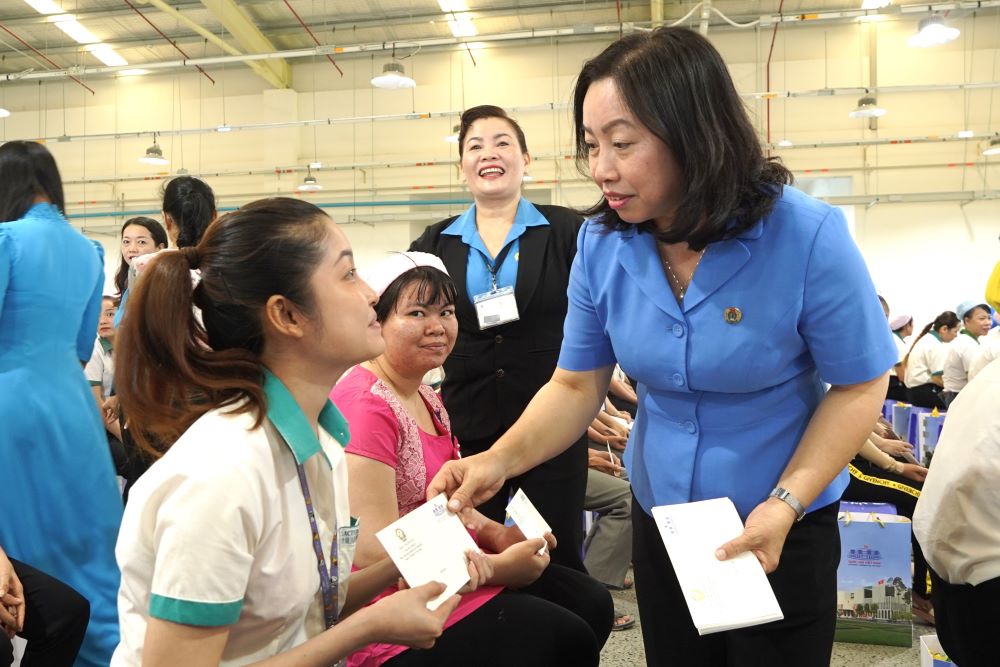 Phó Chủ tịch Tổng LĐLĐ Việt Nam Thái Thu Xương trao quà Tết cho công nhân. Ảnh: Tạ Quang